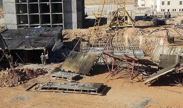 İnşaat alanında vinç devrildi: 3 ölü, 1 yaralı