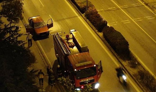 Işıklarda beklerken alev alan otomobil itfaiye ekiplerince söndürüldü