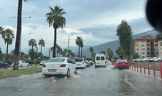 İskenderun'da sağanak yolları göle çevirdi