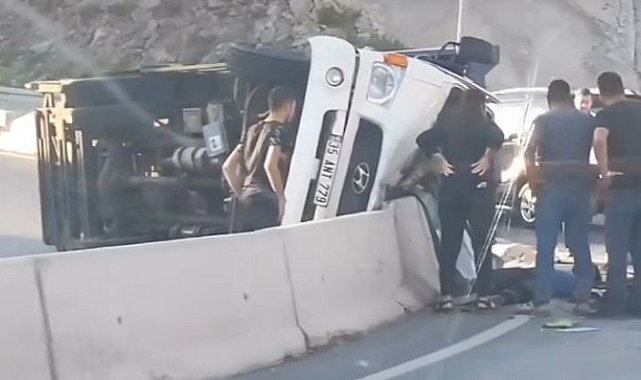 İzmir'de beton bariyerlere çarpan sürücü hayatını kaybetti