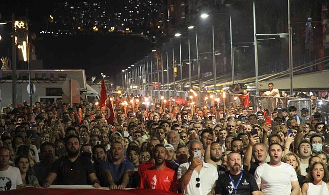 İzmir'de kurtuluşun 100'üncü yılı fener alayıyla sürdü