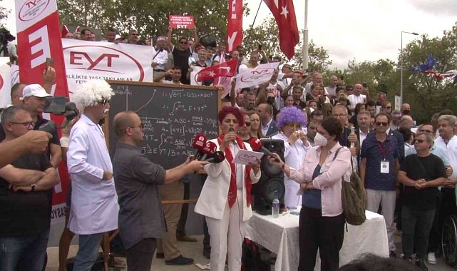 Kadıköy'de emeklilikte yaşa takılanlar eylem yaptı