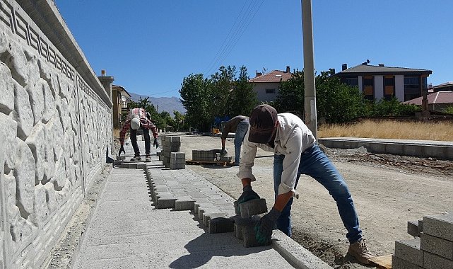 Kaldırım yenileme çalışmaları devam ediyor