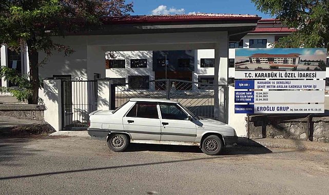 Karabük'te valilikten parasını alamayan müteahhit okulun kapılarını kilitledi