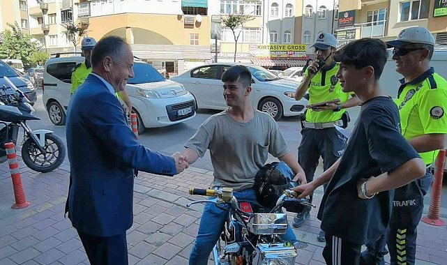 Kask uygulamasında emniyet müdüründen motosikletli gence teşekkür