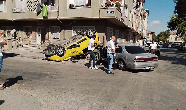 Kayseri'de otomobille çarpışan taksi takla attı: 1 yaralı