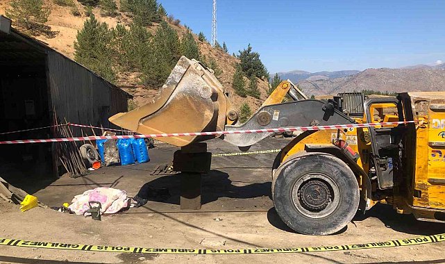 Kepçe kovası üzerine düşen işçi öldü