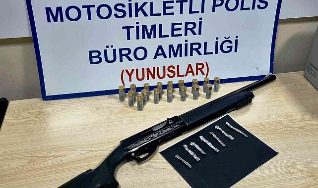 Kütahya'da ehliyetsiz sürücünün aracında ruhsatsız tüfek ve uyuşturucu ele geçirildi
