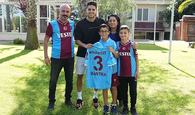 Marc Bartra, minik taraftar Çınar Ayık ile buluştu