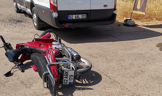 Motosiklet ile minibüs çarpıştı: 1 yaralı
