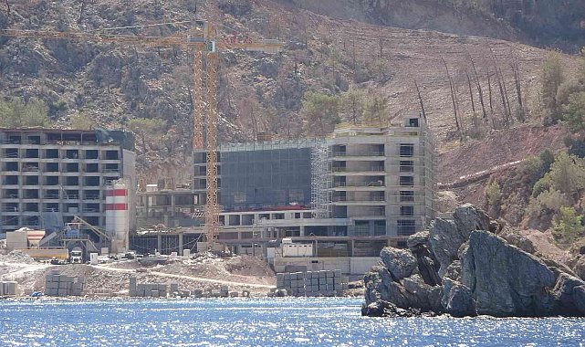 Mühürlenen otel inşaatı sürüyor