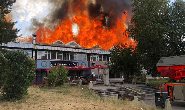 Öğrenci yemekhanesindeki yangında alevler gökyüzünü sardı