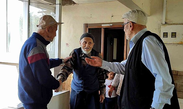 Omuz omuza çarpışan asırlık üç arkadaş yıllar sonra buluştu