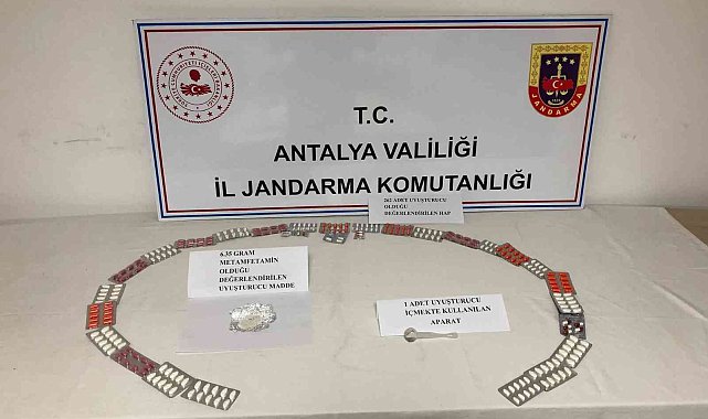 Otobüsteki yolcunun üzerinden farklı renklerde 262 adet uyuşturucu hap çıktı
