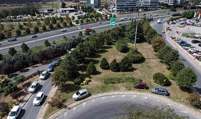 Otopark aidatını yüksek bulan Kuyumcukent çalışanları araçlarını yol kenarlarına park etti