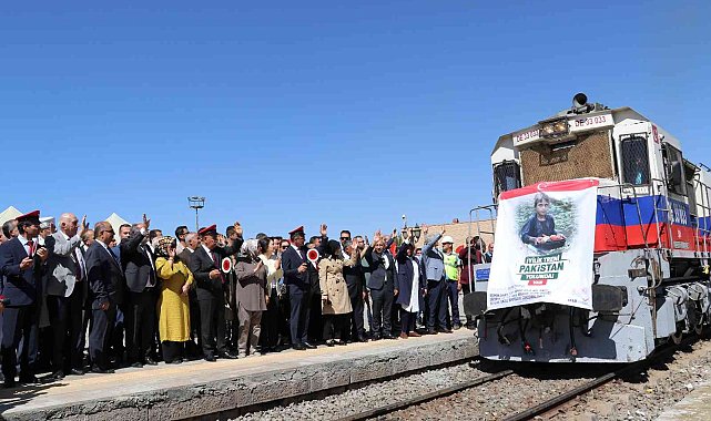 Pakistan'a yardım malzemesi taşıyan "İyilik Treni" Van'dan yola çıktı