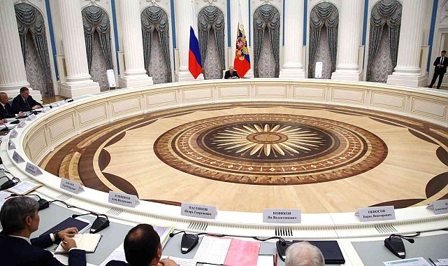 Putin: "Kiev rejimini desteklemek için gönderilen ve bize karşı kullanılan NATO cephaneliğini incelememiz gerekir"