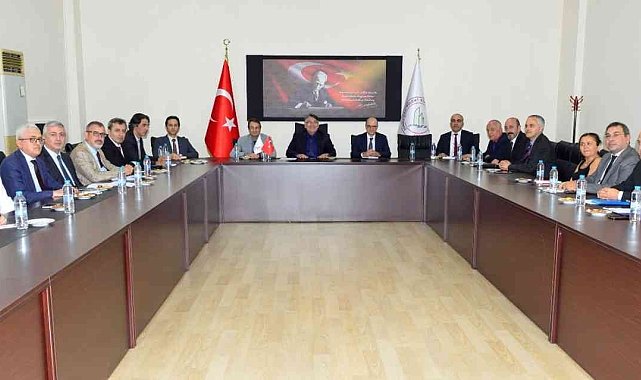 Rektör Özölçer, 30. yıl etkinlikleri için dekanlarla bir araya geldi