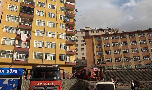 Rize'de çıkan yangında 4 kişi çatı katında mahsur kaldı