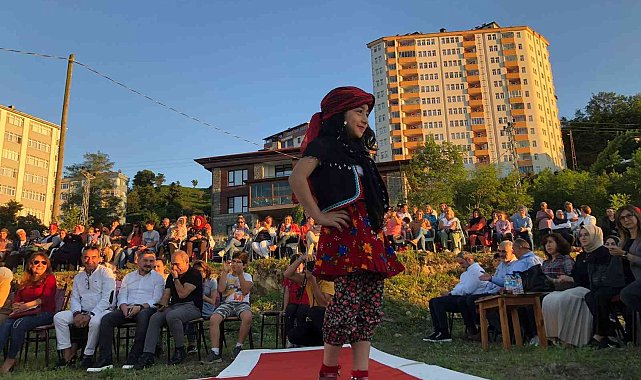 Rize'nin yöresel kıyafetlerinin tanıtıldığı defile hayran bıraktı