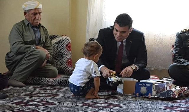 Şemdinli Kaymakamı Taşgın şehit ve gazi ailesini ziyaret etti