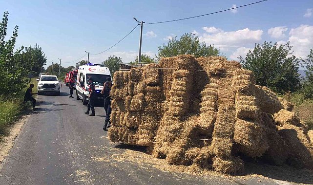 Seyir halindeki saman kamyonu devrildi, sürücüyü itfaiye kurtardı