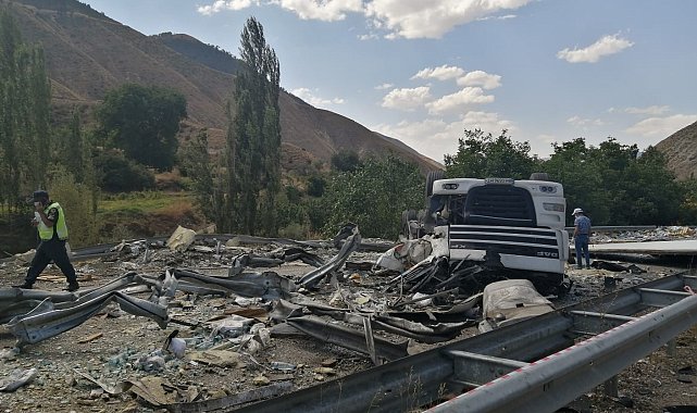 Seyir halindeki tır yola devrildi felaket kazada şoför feci şekilde hayatını kaybetti