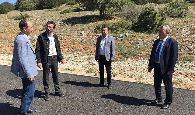 Sıcak asfalt yapılarak ulaşıma açılan yolda inceleme yaptılar