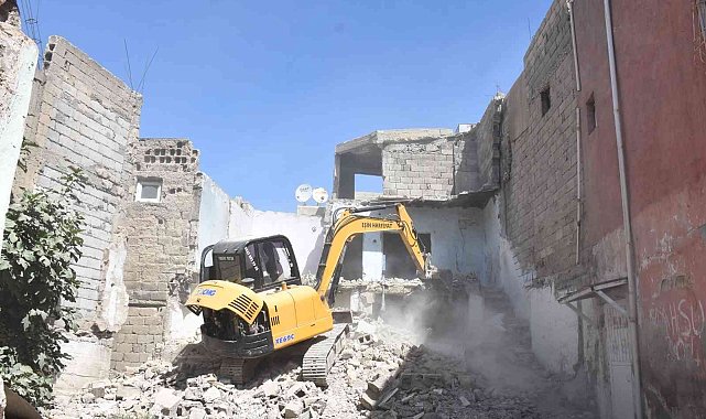 Siirt'te uyuşturucu yuvaları olan metruk binalar yıkılıyor