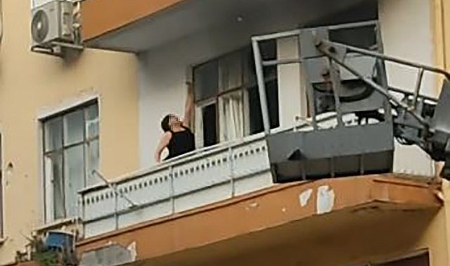 Sinir krizi geçiren kadın evinin balkonunu yaktı, camları kırıp eline ne geçtiyse sokağa fırlattı