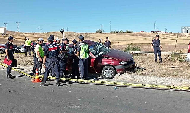 Sivas'ta hafif ticari araç ile otomobil kavşakta çarpıştı: 1 ölü, 6 yaralı