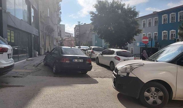 Sorumsuz sürücü bütün sokağı ulaşıma kapattı