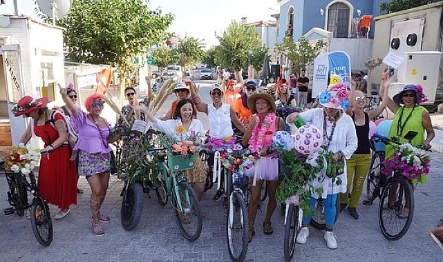 Süslü kadınlar Alaçatı'da pedalladı