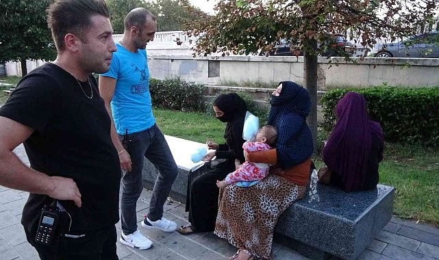 Taksim Meydanı'nda kucağında çocuklarla dilenen dilenciler kamerada