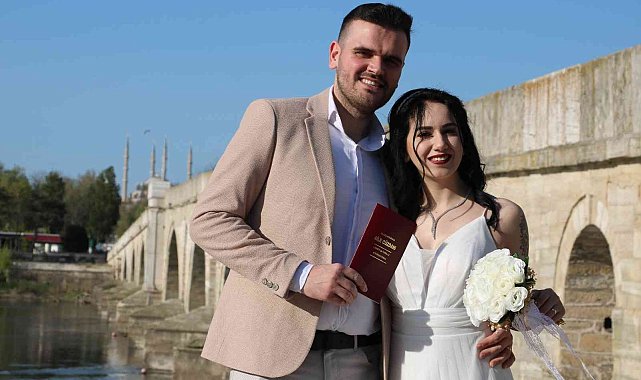 Tarihi köprüler çiftlere doğal stüdyo oldu