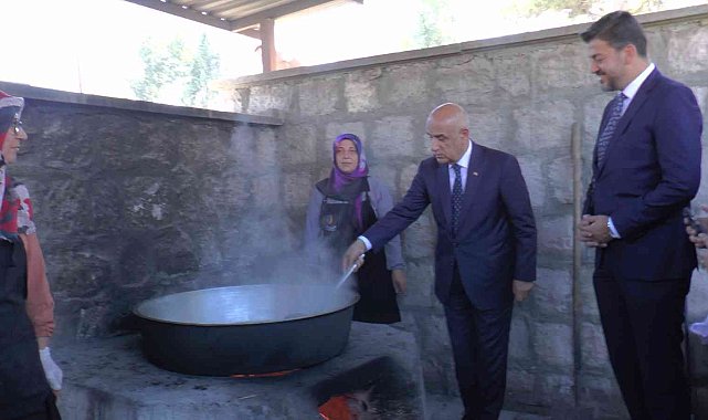 Tarım ve Orman Bakanı Kirişci çizme giydi, üzüm ezdi