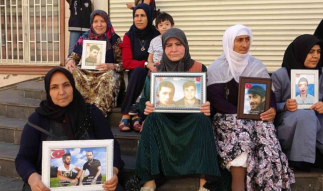 Terör örgütü PKK mağduru ailelerin evlat nöbeti bin 122'inci gününde