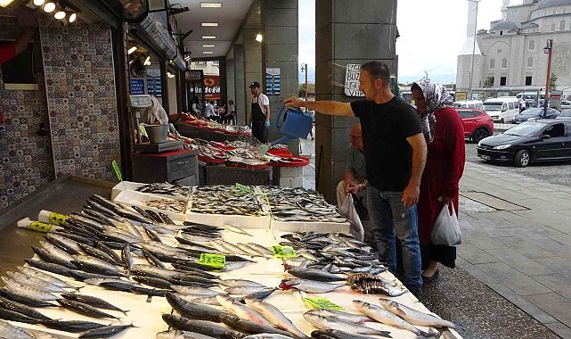 Tezgâhlar yavaş yavaş şenlenmeye başladı