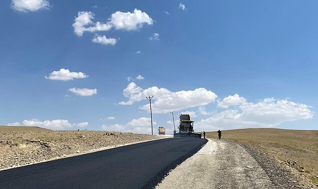 Van Büyükşehir Belediyesi Gürpınar'da 13 kilometrelik asfalt yaptı
