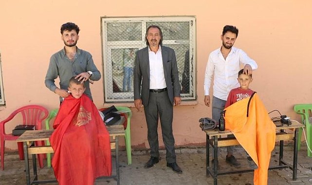 Van'da berber ve kuaförler kırsal kesimlerdeki çocukların saçlarını tıraş edip kırtasiye malzemesi dağıttı