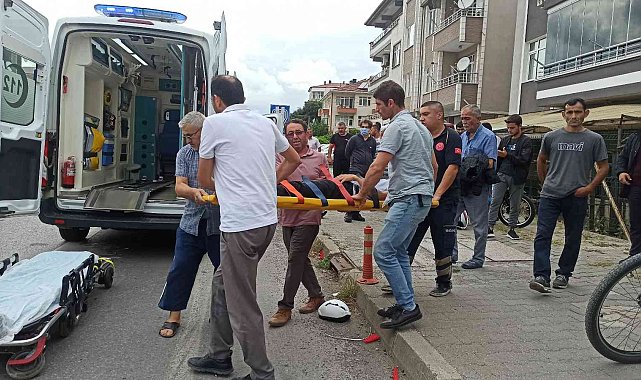 Yaya geçidinden geçen motosiklete hafif ticari araç çarptı: 1 yaralı