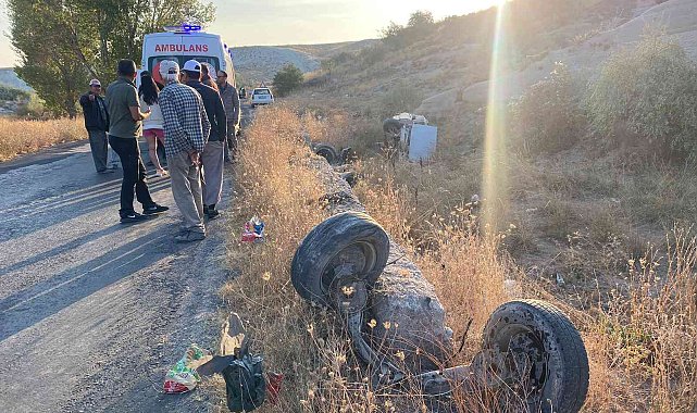 Yol kenarına uçan aracın tekerlekleri koptu: 2 yaralı