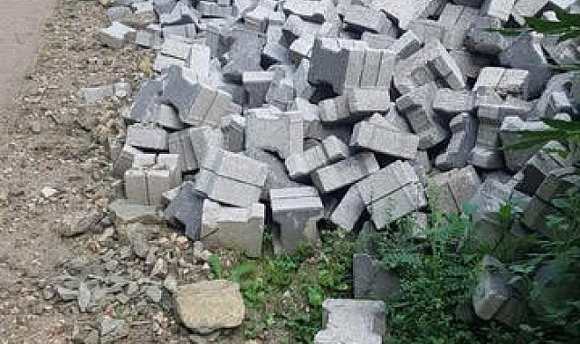 Yollarının yapılması için kendi imkanlarıyla parke taşı alan köylüler yardım istedi
