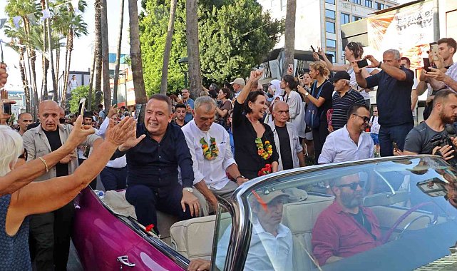 Altın Portakal'ın geleneksel korteji Antalyalıları sokaklara döktü