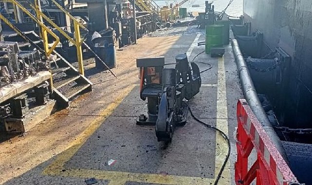 Asfalt yüklemesi sırasında hortum koptu, denizde kirlilik oluştu
