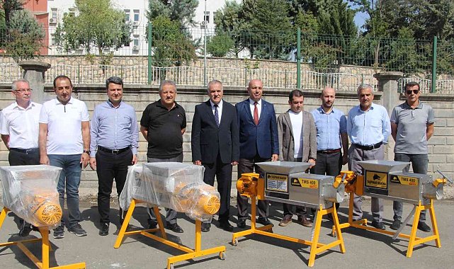 Batman'da üzüm üreticileri için 4 adet üzüm sıkma makinası hibe edildi