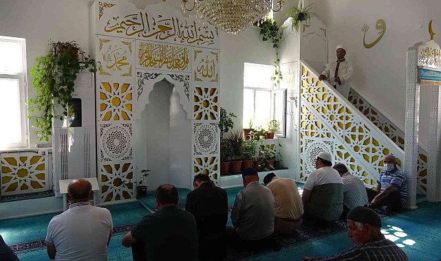 Cami, çiçek bahçesine döndü