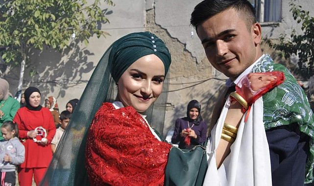 Dedesinin vasiyetini yerine getiren damat 5 gün düğün yaptı