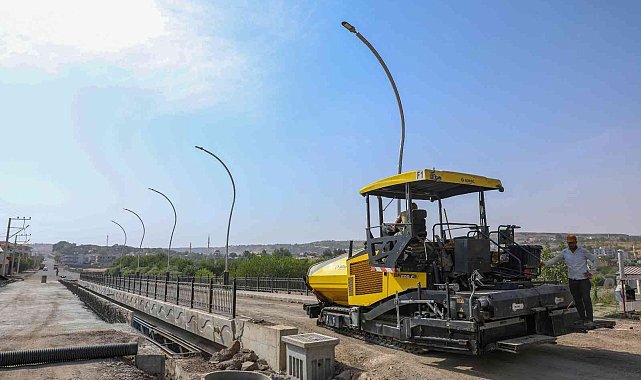 Diyarbakır Büyükşehir Belediyesinin yol iyileştirme çalışmaları devam ediyor