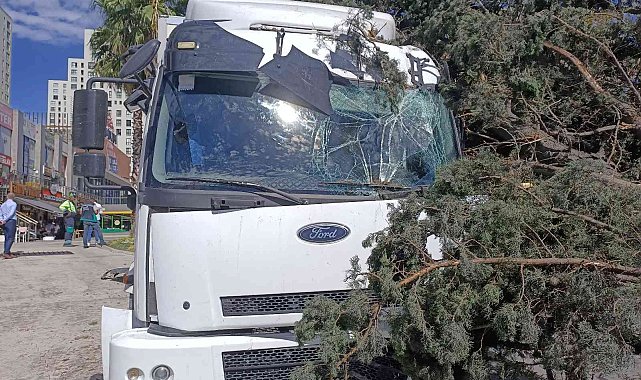 Esenyurt'ta freni boşalan kamyonet dehşet saçtı: 2 yaralı
